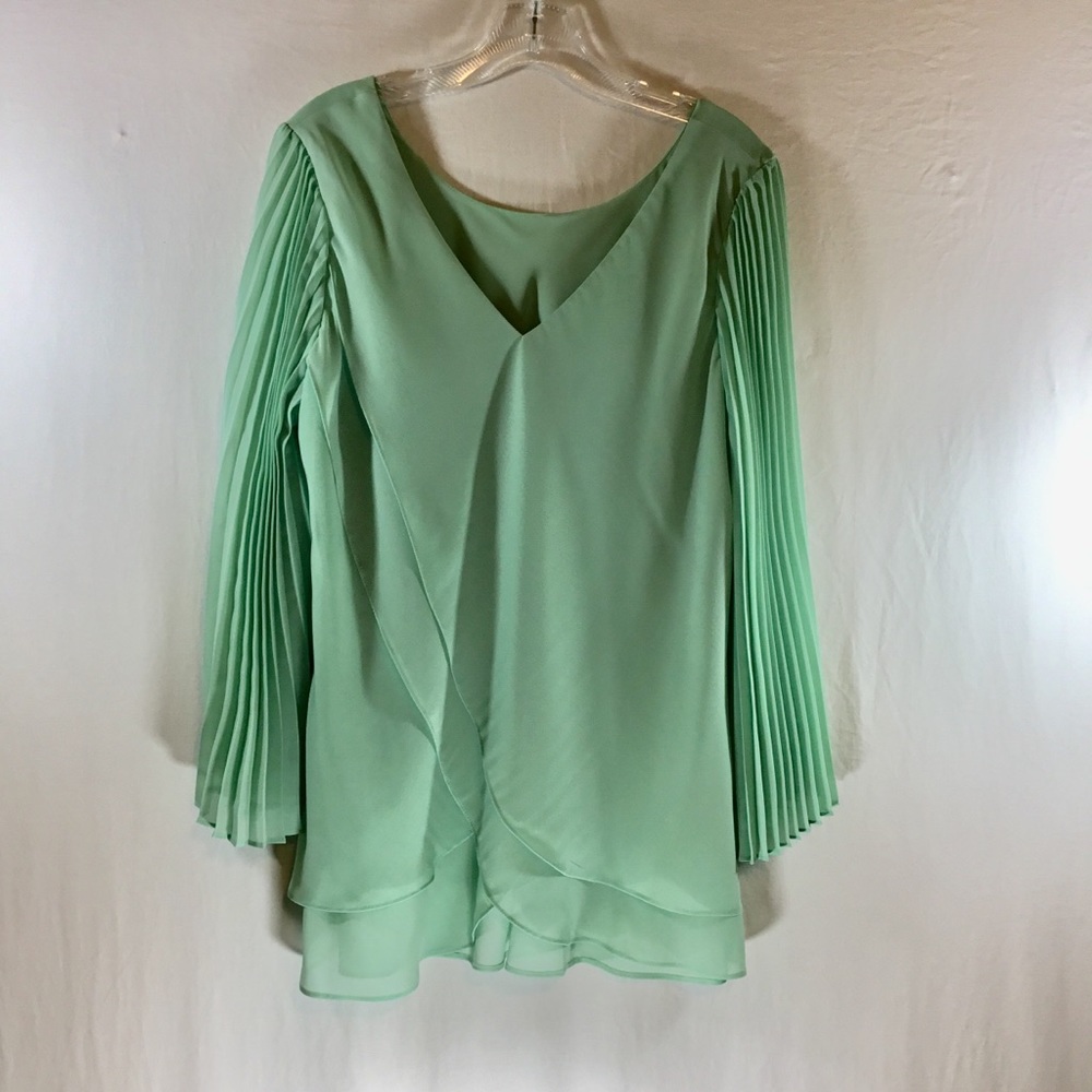 Hot in Hollywood Large Mint Green Reversible Tulip Hem Pleated Sleeves T…